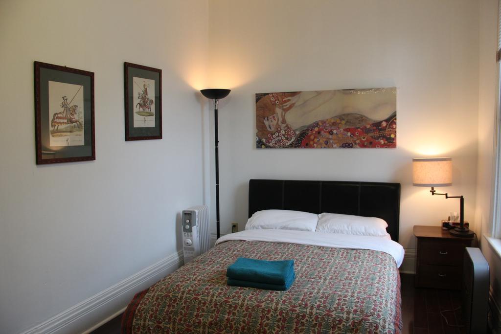 Spadina 11 Guesthouse Toronto Oda fotoğraf